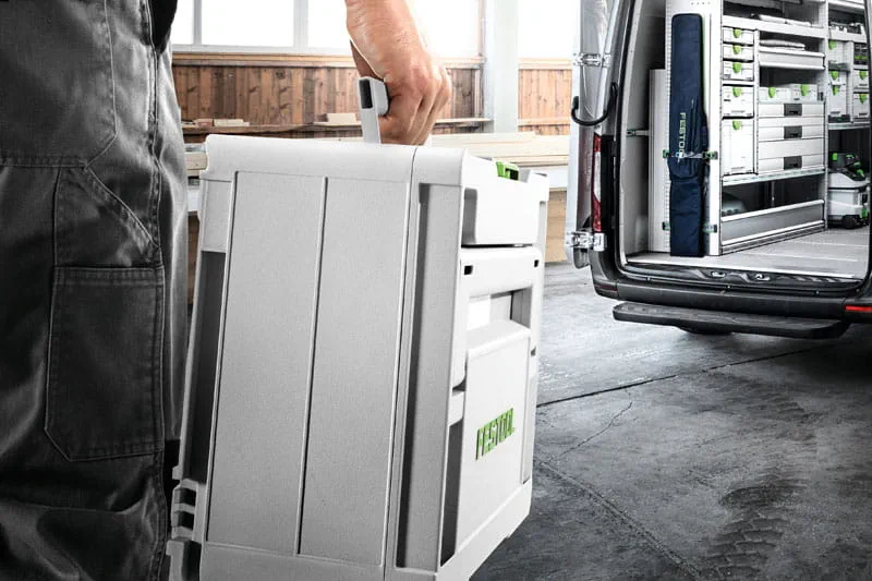 Person går mot bil med Systainer 3