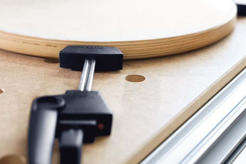 Spännelement på ett runt arbetsobjekt