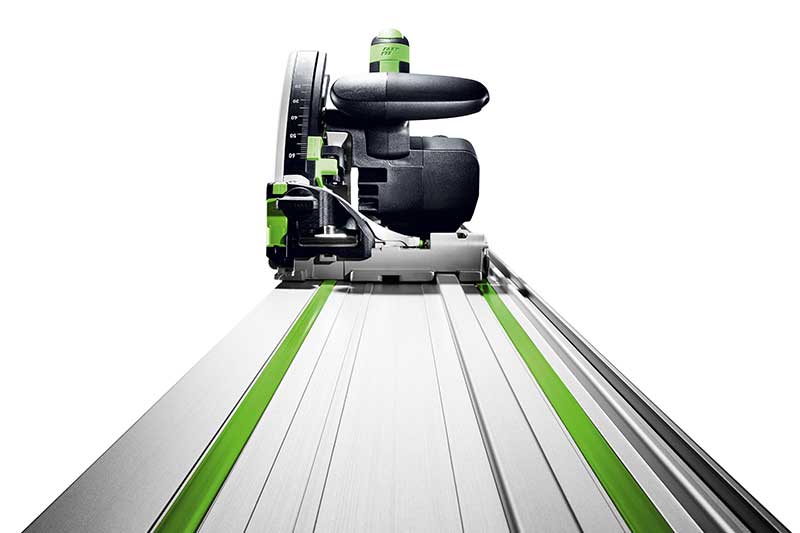 Närbild av såg med styrskena