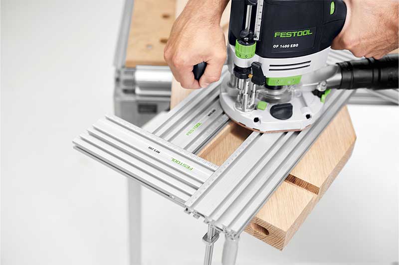 En hantverkare fräser arbetsobjektet med hjälp av flera frässchabloner