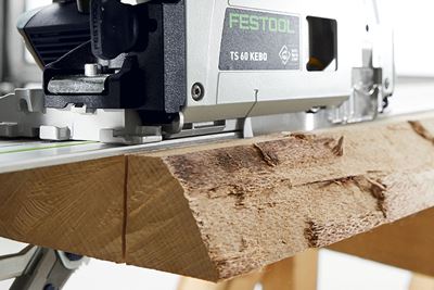 Närbild av en Festool-såg som sågar i trä
