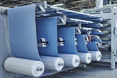 Stora rullar med material till slippapper