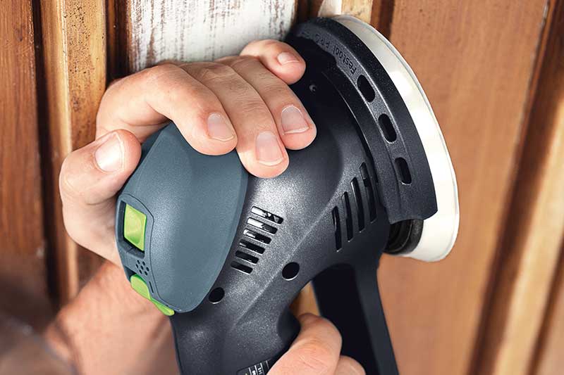 En träkant slipas med Rubin-slippapper