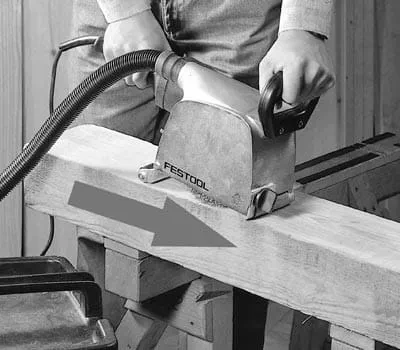 Arbeta alltid längs ådringen med ”RUSTOFIX”