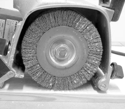 Använd rustilonborsten med stålborst för strukturer