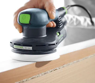 När man slipar fanerade ytor finns risk för ”genomslipning”