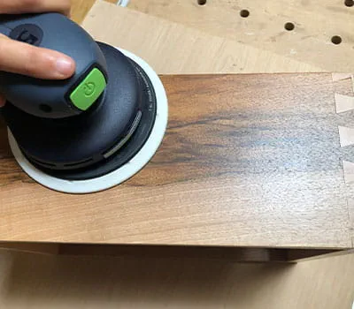 Använd slippappret BRILLIANT för mellanslipning av lack