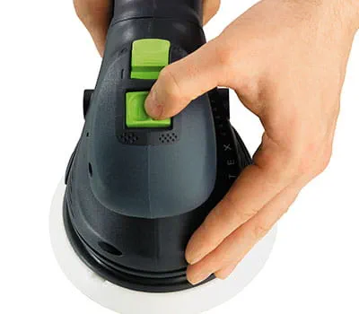 För högre slipeffekt grovslipar man först och finslipar sedan med excenterslipen