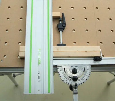 Man kan arbeta med anslag på multifunktionsbordet