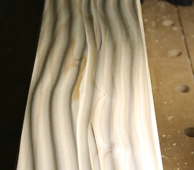 Hyvlingsytan liknar den från en skrubbhyvel