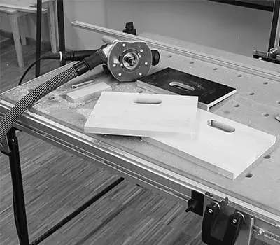 Lossa fräsens låsknapp