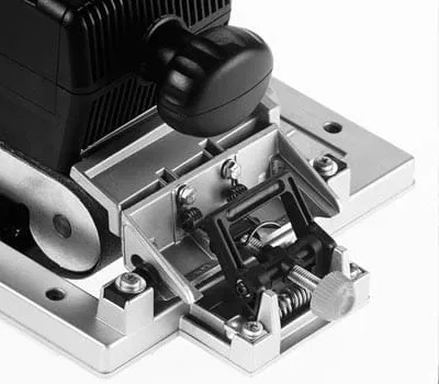 Genom att lyfta på bandslipen kan man kontrollera den slipade ytan