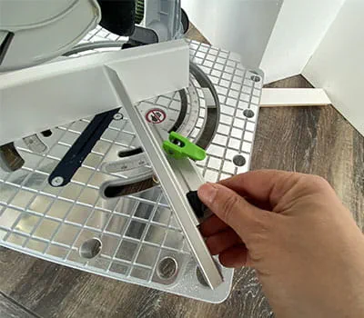 Ställa in alternativa vinklar på sågen