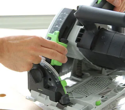 Sätt i den fintandade sågklingan.