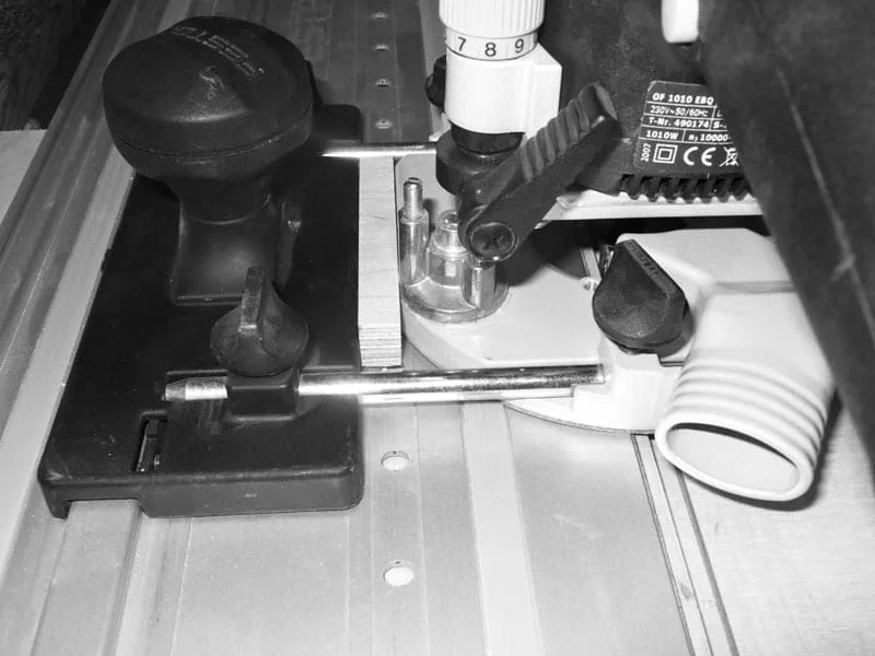 Fästa styrskenan med skruvtvingar