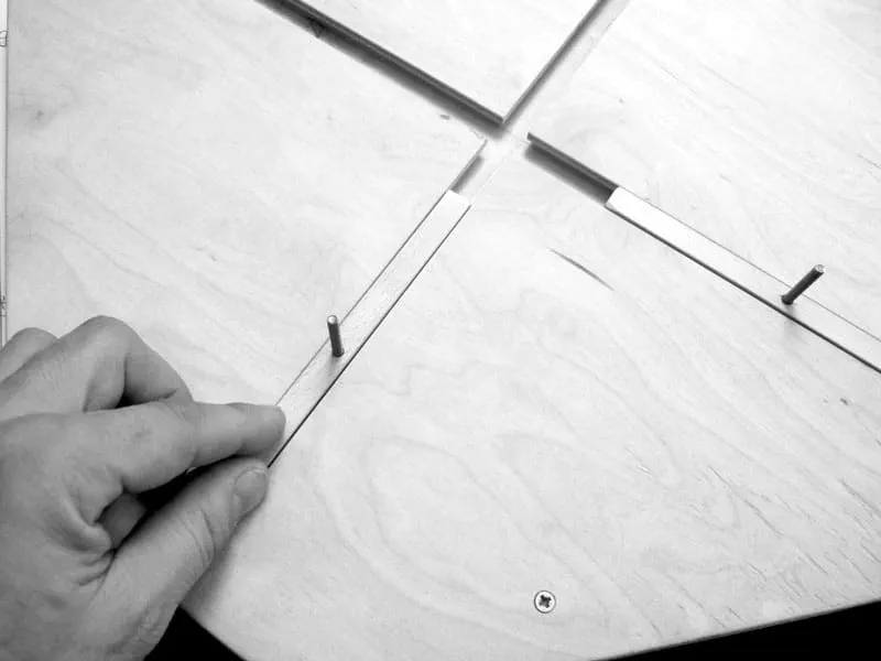 Skjuta in styrlisterna i laxstjärtspår