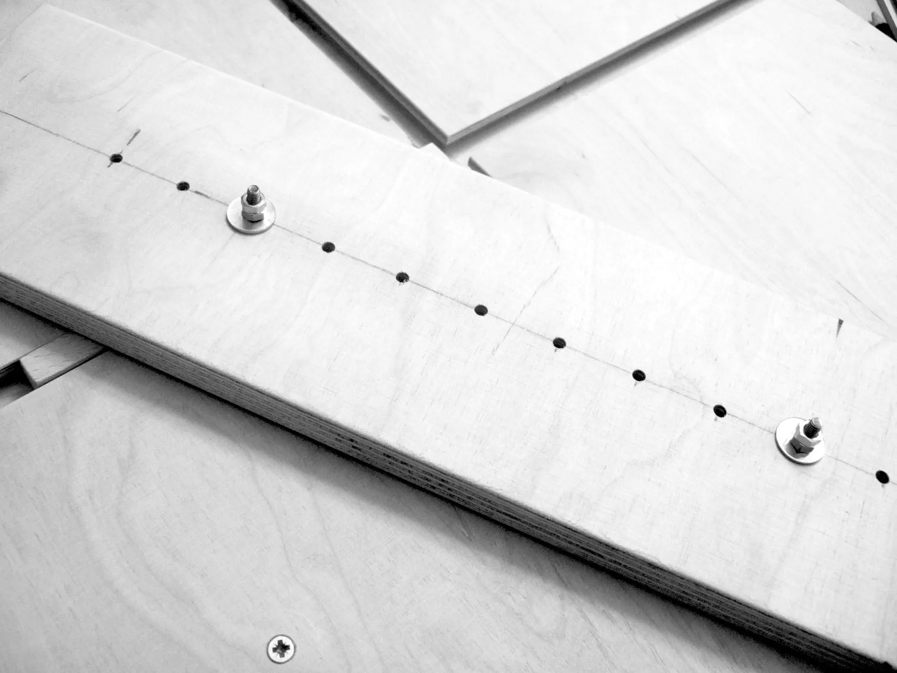 Sätta i skruvarna löst i hålen