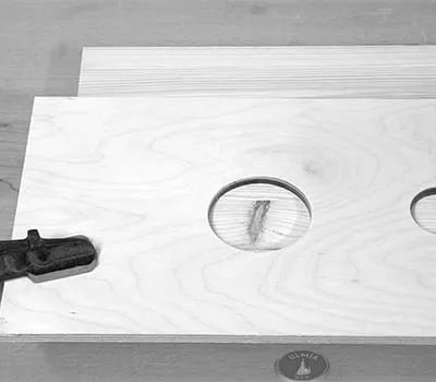 Laga hålen på mitten mot kvisten