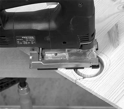 Såga ur resten grovt med en sticksåg