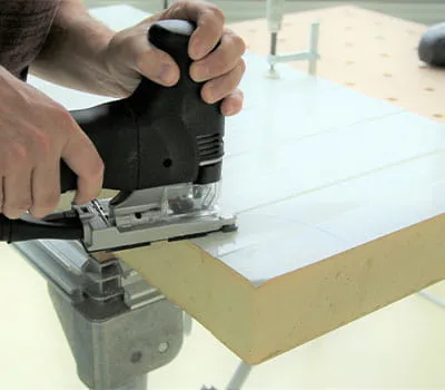 Såga urtag eller radie i sandwichskivan med måttlig frammatning