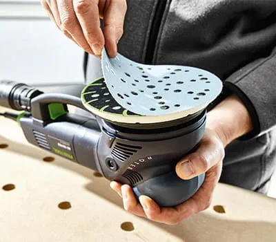 Sätta fast slippappret