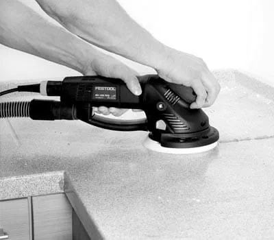 Slipa först ner grova limfogar och utstickande material