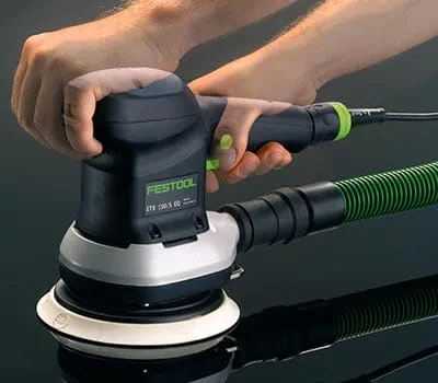 Ställ in varvtalet på steg 3–4.Slipa träet långsamt och utan att pressa. 