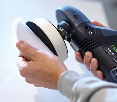 Sätt lammullshättan på polermaskinen.