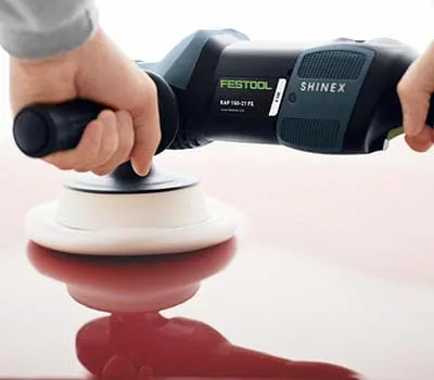 På känsliga färger kan man behöva fortsätta för att få den önskade glansen.