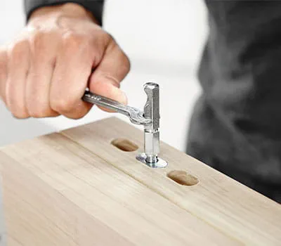 Skruva i förankringsbult