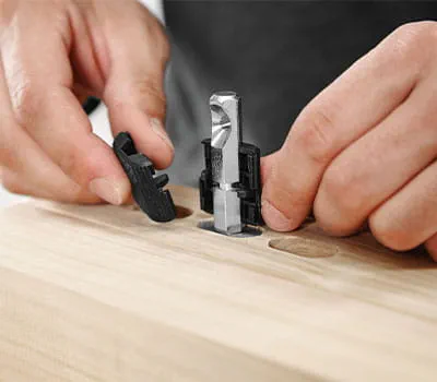 Klämma fast brickclips runt förankringsbulten
					