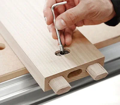 Sätta i spännskruv