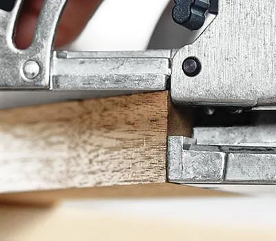 För det andra fräshålet kan du antingen markera positionen eller köra med maskinen kant i kant utvändigt till geringens spets