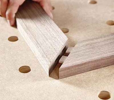 Sätt i brickan med tillräckligt med lim