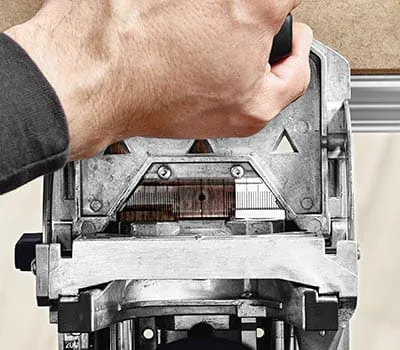 Positionera hålen genom att markera eller använda anslagssystemet