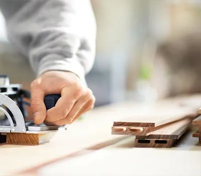 Om ramdelen sedan ska förses med en fals eller ett spår måste du lägga till falsdjupet i förväg när du fräser hålen för brickorna