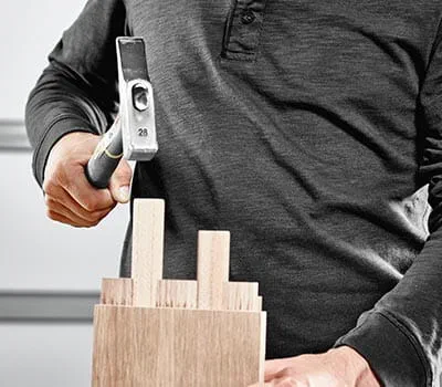 Fasa av kanterna på den tillkapade brickan med en slipkloss