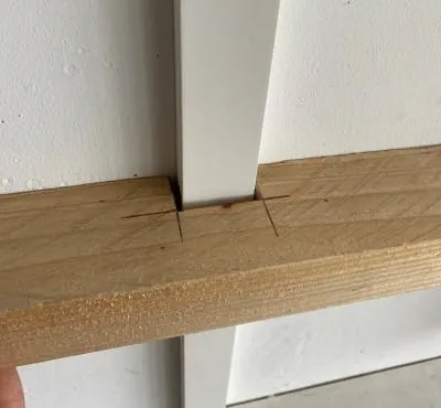 När arbetet är avslutat kan den sågade ramdelen monteras  