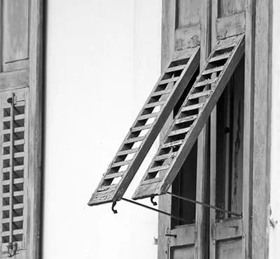 Kraftigt vittrade fönsterluckor