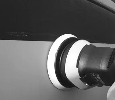 Slipa gelcoat vid lätta repor som förberedelse för poleringen.