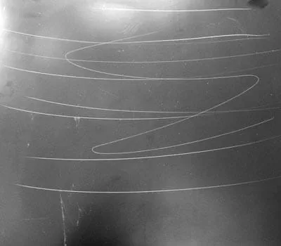 Rengör ytan grundligt innan du slipar gelcoat-skiktet och börjar polera