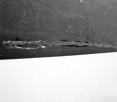 Repor som går igenom hela gelcoat-skiktet kan inte repareras med bara slipning och polering.