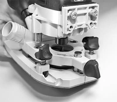 Ansluta maskinen till arbetsbordet