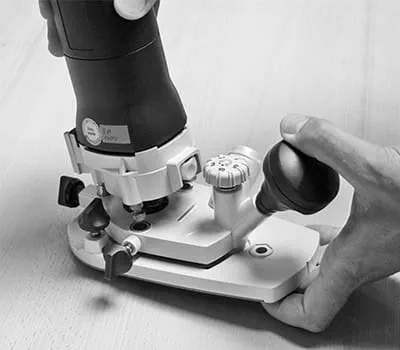 Ansluta maskinen till arbetsbordet