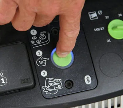 Koppla batteriet till dammsugaren