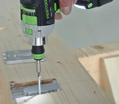 Montera beslaget med skruvar