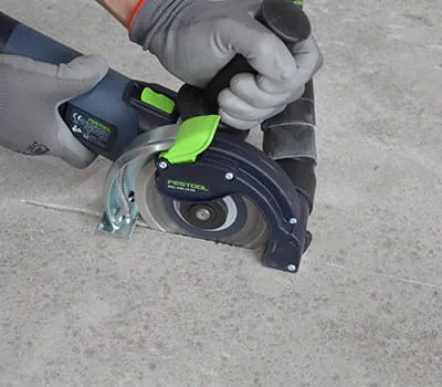 Sätt AGC DSC 125 på sprickan och sänk ner den långsamt. 