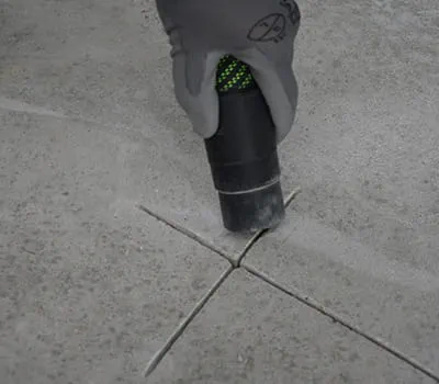 Dammsuga sprickorna för att få bort damm och lösa partiklar