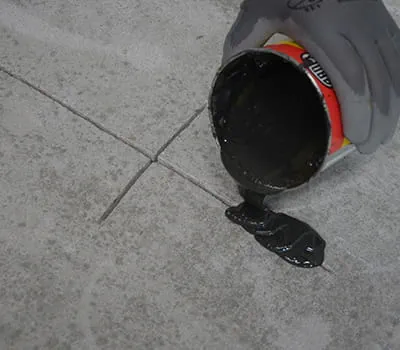 Fylla fogarna helt med syntetharts 