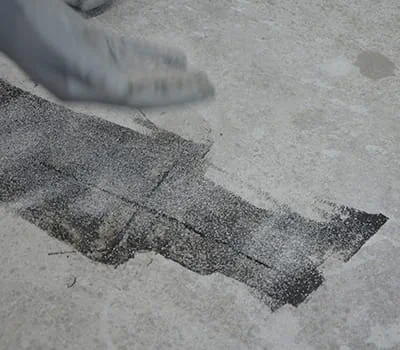 Strö kvartssand i den färska gjuthartsen.